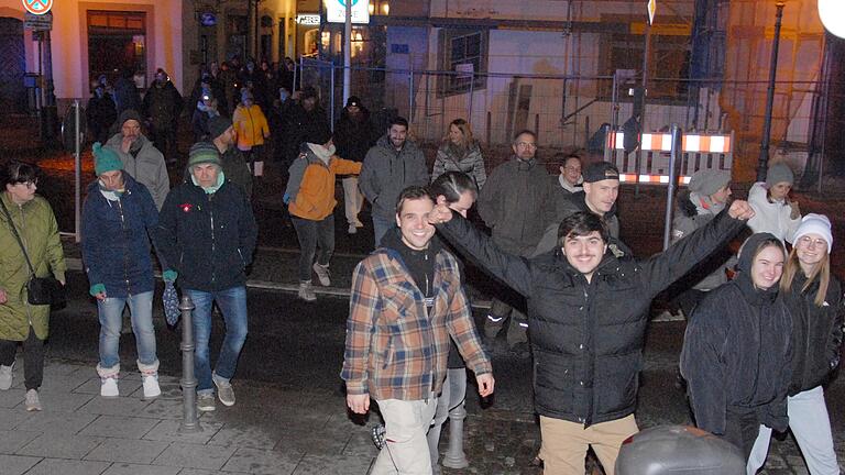 Über 350 Frauen und Männer beteiligten sich diesen Montag am Corona-Protestmarsch in Kitzingen. Über 350 Frauen und Männer beteiligten sich diesen Montag am Corona-Protestmarsch in Kitzingen.