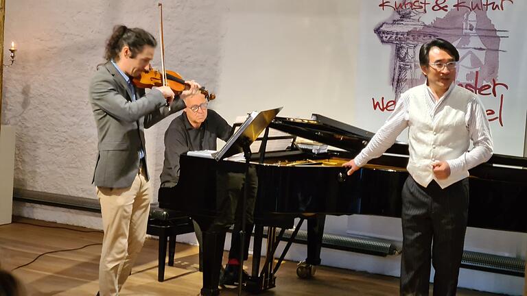 Mark Johnston, Intendant und Operndirektor Jens Neundorff von Enzberg und Shin Taniguchi (von links) ließen die Arie des Don Giovanni erklingen. Mark Johnston, Intendant und Operndirektor Jens Neundorff von Enzberg und Shin Taniguchi (von links) ließen die Arie des Don Giovanni erklingen.