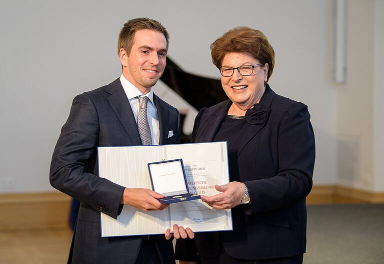 Die 2022 verstorbene CSU-Politikerin Barbara Stamm (hier 2017 bei einem Termin mit Fußball-Weltmeister Philipp Lahm) war die Mutter von Thomas Stamm. Die 2022 verstorbene CSU-Politikerin Barbara Stamm (hier 2017 bei einem Termin mit Fußball-Weltmeister Philipp Lahm) war die Mutter von Thomas Stamm.