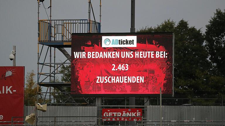 Rekordbesuch: 2463 Zuschauende gegen Vilzing waren die bislang größte Kulisse am Dallenberg in dieser Saison in der Fußball-Regionalliga Bayern. Rekordbesuch: 2463 Zuschauende gegen Vilzing waren die bislang größte Kulisse am Dallenberg in dieser Saison in der Fußball-Regionalliga Bayern.
