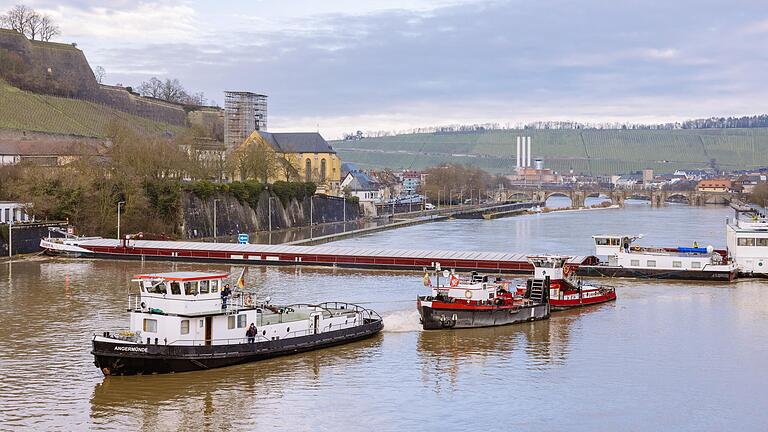 Schleppversuch am Sonntagvormittag: Die 'Angermünde' voraus, 'Paul' und 'Paula' hinterher – mit vereinten Kräften sollten sie am Sonntagvormittag die verkeilte 'Hosta' freiziehen. Doch dann riss das Seil.