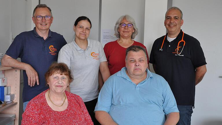 Sie sind mit den geplanten Schrankenanlagen samt Parkautomat unzufrieden. Vorne von links: Patienten Irmtraud Schröter, Harald Bittner. Hinten von links: Physiotherapeut Elmar Weinbeer, Therapeutin Caroline Bittner, Logopädin Fabiola Ruß und MVZ-Leiter Dr. Arman Behdjati-Lindner. Sie sind mit den geplanten Schrankenanlagen samt Parkautomat unzufrieden. Vorne von links: Patienten Irmtraud Schröter, Harald Bittner. Hinten von links: Physiotherapeut Elmar Weinbeer, Therapeutin Caroline Bittner, Logopädin Fabiola Ruß und MVZ-Leiter Dr. Arman Behdjati-Lindner.