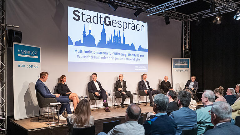 Das Stadtgespräch der Lokalredaktion der Main-Post am Dienstag 22.10.24 in der Theaterhalle am Dom dreht sich um das Thema Multifunktionsarena. Auf dem Podium diskutieren Sportbürgermeisterin Judith Roth-Jörg, Oberbürgermeister Christian Schuchardt, Benedikt Stegmayer (Kultur-, Wissenschafts- und Wirtschaftsreferent der Stadt Würzburg), Thomas Oehler (Geschäftsführer Arena Würzburg Projektverwaltung), Wolfgang Heyder (Gesellschafter FIT/One Würzburg Baskets).