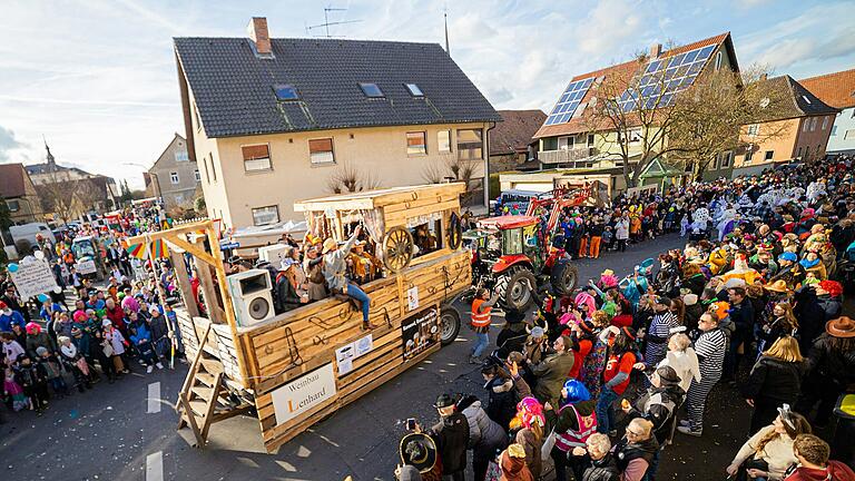 Tausende Zuschauer wollen jedes Jahr den Faschingsumzug mit vielen Fußgruppen und Motivwagen durch die Straßen von Lülsfeld am Faschingsdienstag live erleben.