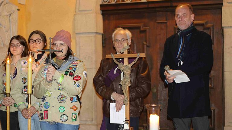 Start des Heidingsfelder Erinnerungswegs: Andacht vor der Kirche St. Paul mit Isabel Hollfelder, Paula Böhm und Laura Steinmetz (Pfadfinder Stamm Tilly), Diakon Toni Barthel (Pfarreiengemeinschaft Heidingsfeld) und Pfarrer Günther Klöss-Schuster (Kirchengemeinde St. Paul). Start des Heidingsfelder Erinnerungswegs: Andacht vor der Kirche St. Paul mit Isabel Hollfelder, Paula Böhm und Laura Steinmetz (Pfadfinder Stamm Tilly), Diakon Toni Barthel (Pfarreiengemeinschaft Heidingsfeld) und Pfarrer Günther Klöss-Schuster (Kirchengemeinde St. Paul).