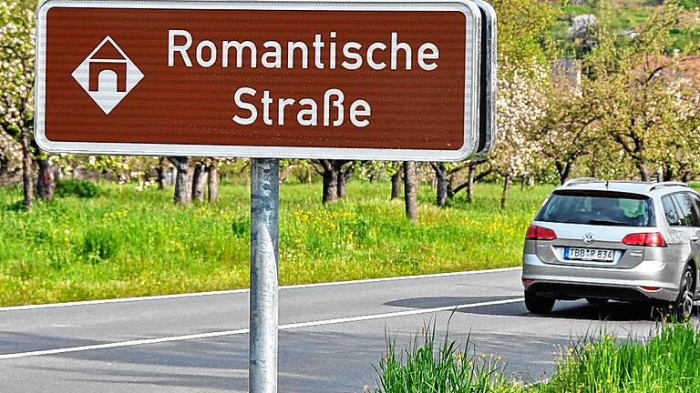 Ein Schild weist auf die Romantische Straße in Wertheim hin, hier in Reicholzheim angebracht. Ein Schild weist auf die Romantische Straße in Wertheim hin, hier in Reicholzheim angebracht.