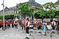 Platzkonzert in Vitry le François: Die Stadt- und Feuerwehrkapelle Tauberbischofsheim unter der Leitung von Gustav Endres mit der  Kapelle &bdquo;Cercle des XVII&ldquo; aus Vitry (links im Bild) auf der Place d' Armes im Zentrum der Partnerstadt.