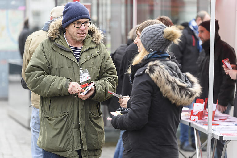 SPD-Stadtratskandidat Peter Nembach spricht am Wahlkampfstand seiner Partei mit Passanten. SPD-Stadtratskandidat Peter Nembach spricht am Wahlkampfstand seiner Partei mit Passanten.