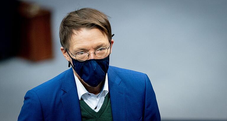 Bei Karl Lauterbach bedankt sich Burkhard Hose für dessen Einsatz in der Corona-Pandemie.&nbsp;&nbsp;