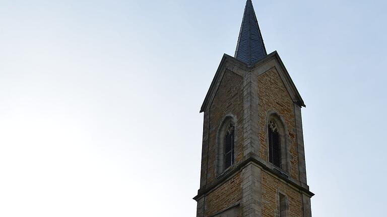 Weithin sichtbar ist die kleine Wallfahrtskirche bei Bischwind. Weithin sichtbar ist die kleine Wallfahrtskirche bei Bischwind.
