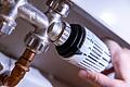 Thermostat an einem Heizkörper       -  Die Förderung des Bundes zur Modernisierung kommt in Bayern extrem gut an. 3,8 Milliarden Euro flossen zur Energiewende 2024 in den Freistaat - kein Bundesland erhielt mehr Geld der KfW-Förderbank. (Illustration)