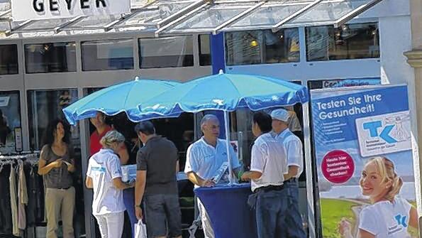 Bayern bleibt fit bei Intersport Geyer       -  (&ndash;ein)   Mehr als 400 Menschen haben sich bei Intersport Geyer an der Aktion &bdquo;Bayern bleibt fit!&ldquo; der Techniker Krankenkasse (TK) beteiligt. Sie ließen ihre körperliche Fitness und Lungengesundheit testen. Außerdem wurden Fußvermessungen und Diabetes-Schnelltests angeboten. Die Aktion, die vorab durch das Gesicht und die Stimme der Biathlon-Weltmeisterin Magdalena Neuner beworben worden war, war nach Angaben der Veranstalter ein großer Erfolg. &bdquo;Insgesamt wurden 1017 Gesundheitstests durchgeführt&ldquo;, sagt Anja Bauer von der TK. Sportlern gefiel vor allem die Fußvermessung und die Schuh-Fachberatung durch die Intersport-Mitarbeiter. Und Familien machte der Balance-Check Spaß, weil sich Eltern oder Geschwister direkt vergleichen konnten. Die älteren Besucher bevorzugten den Lungen-Check und den Diabetes-Schnelltest.