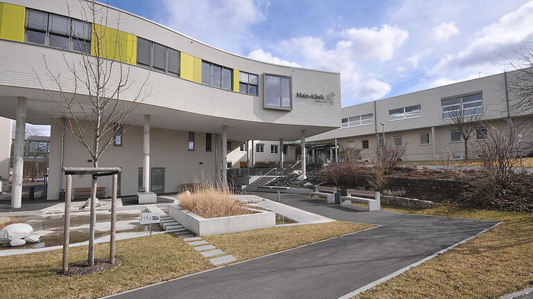 Die Main-Klinik in Ochsenfurt gehört in den kommenden Jahren zu den Investitionsschwerpunkten des Landkreises Würzburg. Neben der Erneuerung der Zufahrt legt der Landkreis deshalb bereits heute Geld für die geplante Generalsanierung zur Seite.&nbsp;