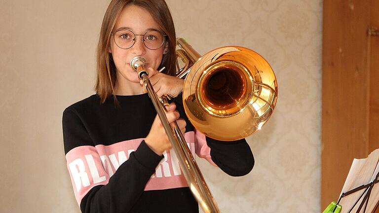 Die elfjährige Luise Mück aus Ebelsbach übte in den letzten Tagen noch fleißig auf ihrer Posaune und freut sich auf den großen Auftritt in der Philharmonie in Köln.