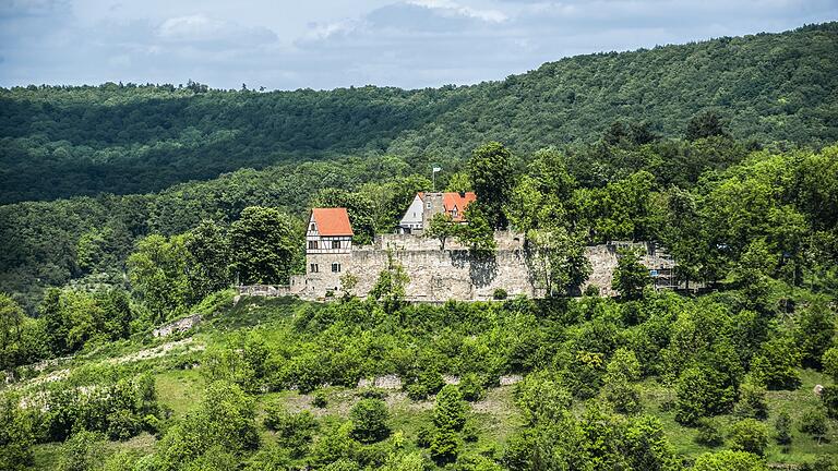 Schöne Landschaft und zahlreiche Burgen, wie hier in Königsberg: Der Naturpark Haßberge hat einiges zu bieten. Nun soll er auch ein Naturparkzentrum bekommen. Der Kreisausschuss hat dafür die Finanzierung beschlossen.