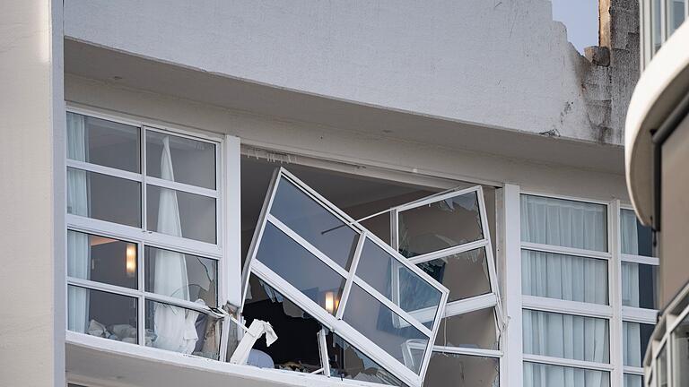 Hubschrauberabsturz in Cairns in Australien       -  Durch den Crash wurden Teile des Hotels schwer beschädigt.