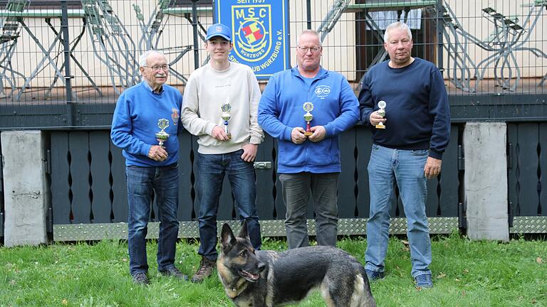 Die Pokalgewinner (von links): 1. Platz Rudolf Weberpals (MSC), 2. Platz Max Weberpals (MSC), 3. Platz Jens Schmidt (SMC Heuchelheim), 4. Platz Heribert Gertung (MSC). Die Pokalgewinner (von links): 1. Platz Rudolf Weberpals (MSC), 2. Platz Max Weberpals (MSC), 3. Platz Jens Schmidt (SMC Heuchelheim), 4. Platz Heribert Gertung (MSC).