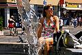 Abkühlung am Vierröhrenbrunnen: Wenn die Temperaturkurve weiter steigt, wird man solche Bilder im Würzburger Sommer noch häufiger sehen.