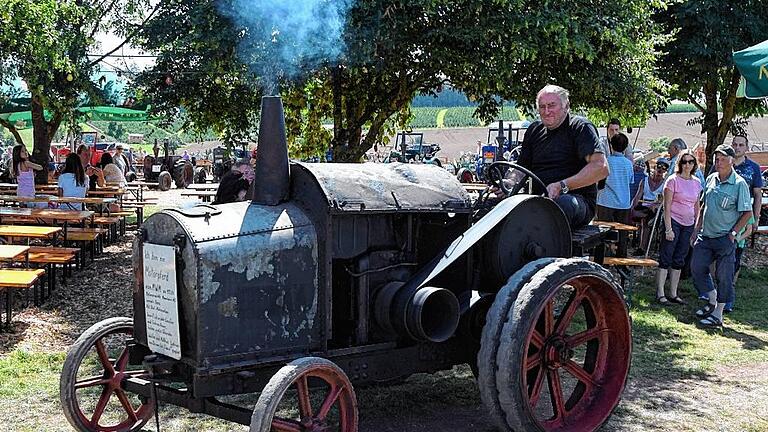 Der Älteste unter den Veteranen: Beim 3. Bulldogtreffen der Halsbacher Dreschfreunde fuhr auch Walter Lehnert aus Brünn bei Ebern mit seinem „Motorpferd“ der Motorenwerke Mannheim vor. Von der um 1924 gebauten Maschine gab es nur 255 Stück, europaweit existieren heute noch fünf. Der Älteste unter den Veteranen: Beim 3. Bulldogtreffen der Halsbacher Dreschfreunde fuhr auch Walter Lehnert aus Brünn bei Ebern mit seinem „Motorpferd“ der Motorenwerke Mannheim vor. Von der um 1924 gebauten Maschine gab es nur 255 Stück, europaweit existieren heute noch fünf.
