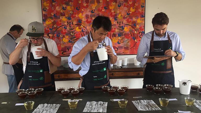 Jonas Hofmann (links) bei einer Kaffeeverkostung in Brasilien. Im Oktober war er Teil einer internationalen Jury. Jonas Hofmann (links) bei einer Kaffeeverkostung in Brasilien. Im Oktober war er Teil einer internationalen Jury. 