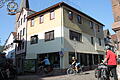Die Stadt Gemünden will das Gebäudeensemble an der Ecke Obertorstraße/Mainstraße mit dem Gemischtwarenladen Sitzmann im Vordergrund verkaufen und will, dass dort etwas entsteht, das der medizinischen Versorgung dient. Auch das rosafarbene Wagler-Haus links im Bild gehört der Stadt bereits.&nbsp;