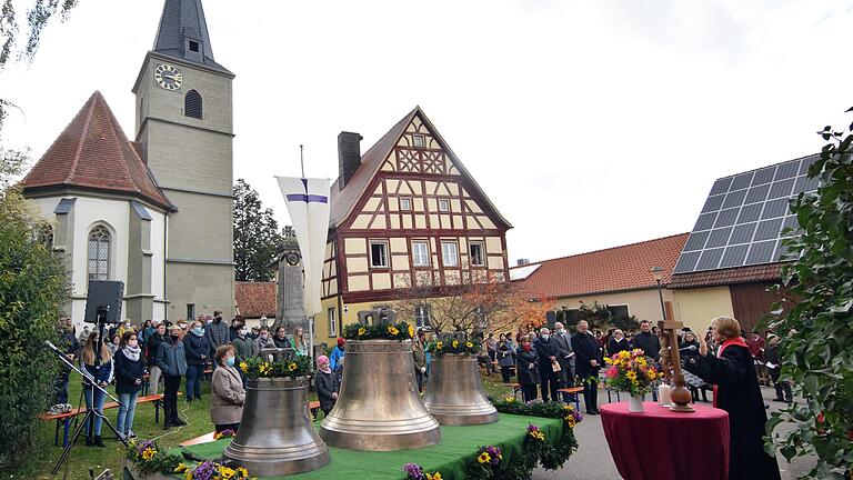 Die drei neuen Bronzeglocken sind in Reusch angekommen. Regionalbischöfin Gisela Bornowski weihte das neue Geläut dem Dienst Gottes.