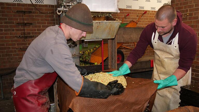 Die Erweiterung der historischen Fellener Kelterei aus den 1950er Jahren um eine Pasteurisierungsanlage für Apfelsaft wurde 2021 mit dem Höchstbetrag von 10.000 Euro aus dem Regionalbudget gefördert. Die Erweiterung der historischen Fellener Kelterei aus den 1950er Jahren um eine Pasteurisierungsanlage für Apfelsaft wurde 2021 mit dem Höchstbetrag von 10.000 Euro aus dem Regionalbudget gefördert.