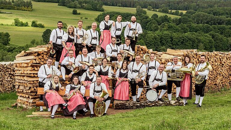 Alles Eigengewächse: Die 25 aktiven Sandberger Musikanten stammen alle aus Sandberg. Auch Dirigentin Elisa Kleinhenz ist eine echte Sandbergerin. In der Corona-Zeit wurde mit viel Enthusiasmus und Herzblut auf die CD-Produktion hingearbeitet und hat die Gruppe stark zusammengeschweißt. Alles Eigengewächse: Die 25 aktiven Sandberger Musikanten stammen alle aus Sandberg. Auch Dirigentin Elisa Kleinhenz ist eine echte Sandbergerin. In der Corona-Zeit wurde mit viel Enthusiasmus und Herzblut auf die CD-Produktion hingearbeitet und hat die Gruppe stark zusammengeschweißt.