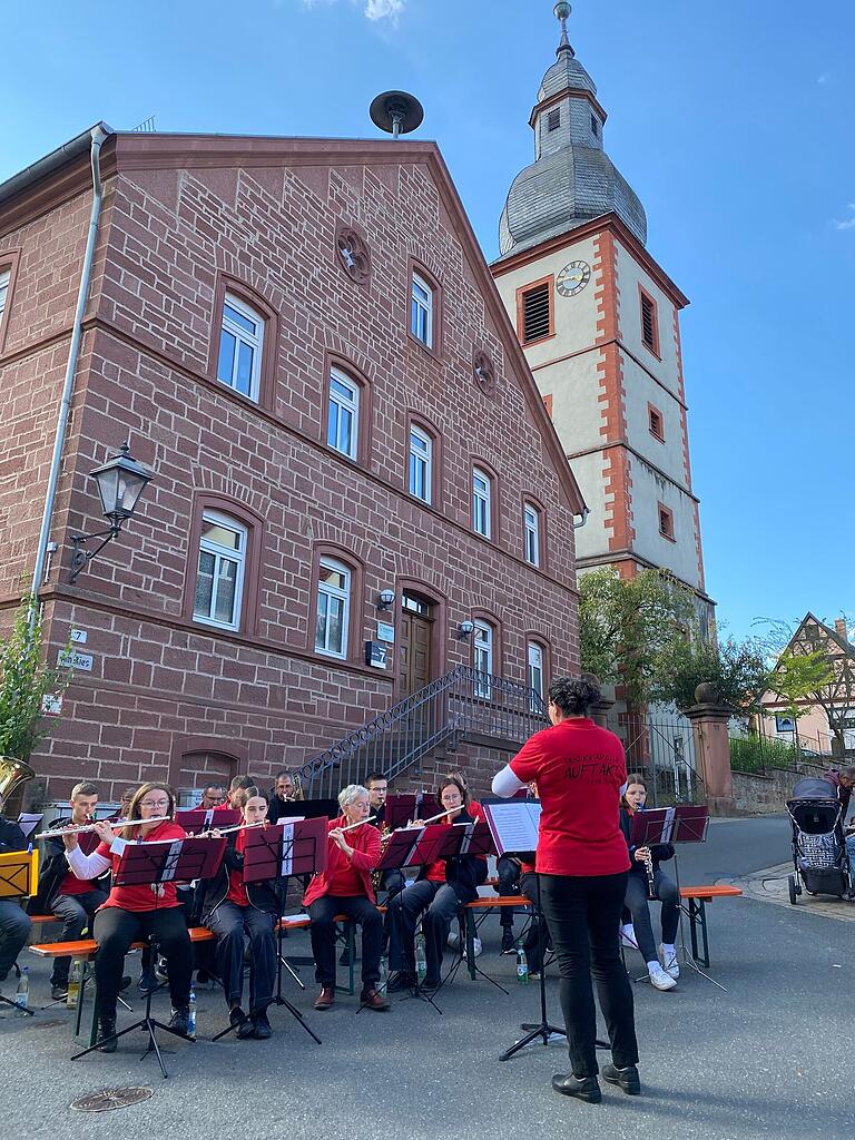Saatmarkt mit Schleppertreffen in Remlingen. Mehr als 40 Verkaufsstände und viel Informationen in den bunt geschmückten Höfen und Gassen Saatmarkt mit Schleppertreffen in Remlingen. Mehr als 40 Verkaufsstände und viel Informationen in den bunt geschmückten Höfen und Gassen