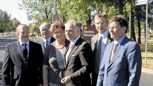Beeindruckt von der Größe und den nutzbaren Gebäuden in den Leighton Barracks (von links): Uni-Präsident Axel Haase, die Abgeordneten Walter Eykmann und Barbara Stamm, CSU-Vorsitzender Erwin Huber, Würzburgs CSU-Chef Oliver Jörg und Staatskanzleichef Eberhard Sinner.Müller