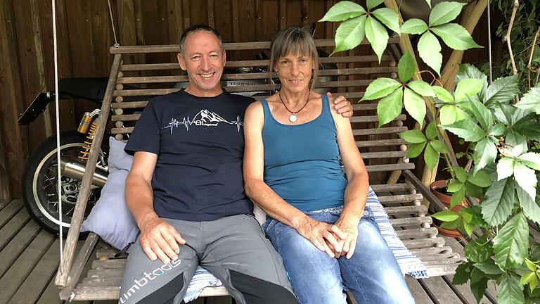 Axel und Karin Reichert auf ihrer Schaukel vor dem Haus.