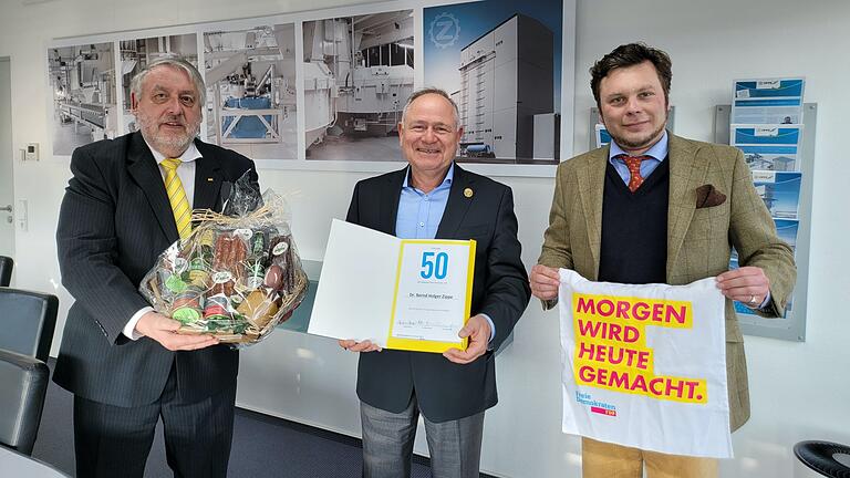 Die FDP würdigt das besondere liberale Ereignis der 50-jährigen Mitgliedschaft mit der Übereichung der Goldenen Theodor-Heuss-Medaille an Holger Zippe aus Wertheim/Kreuzwertheim (Mitte) durch den Kreisvorsitzenden im Main-Tauber-Kreis Benjamin Denzer (rechts) und dem FDP-Kreisgeschäftsführer Ingo Brudereck (links) beide aus Tauberbischofsheim.