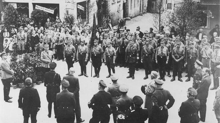 Eine Versammlung der NSDAP im Jahr 1934 mit Gauleiter Otto Hellmuth (links) auf dem Marktplatz in Marktheidenfeld zum Empfang des bayerischen Ministerpräsidenten Ludwig Siebert.