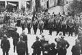 Eine Versammlung der NSDAP im Jahr 1934 mit Gauleiter Otto Hellmuth (links) auf dem Marktplatz in Marktheidenfeld zum Empfang des bayerischen Ministerpräsidenten Ludwig Siebert.