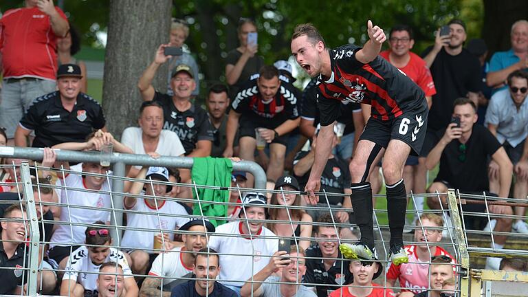 Marcel Volkmuth (im Bild) vom TSV Aubstadt feiert mit den Fans den Sieg beim FC 05 Schweinfurt.