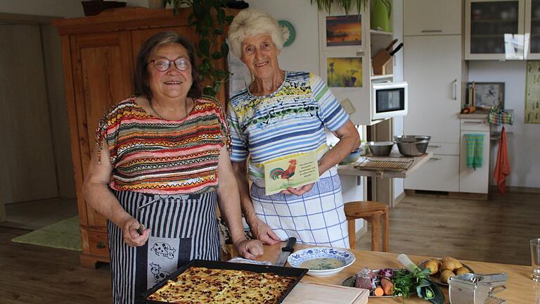 Renate Mültner-Eckert (rechts) und Hildegard Pfeffermann haben bereits 2004 eine Rezeptesammlung herausgegeben. Nun wurde das Kochbuch 'Nordheimer Rezepte-Sammlung aus Großmutters Küche' neu gestaltet und aufgelegt.