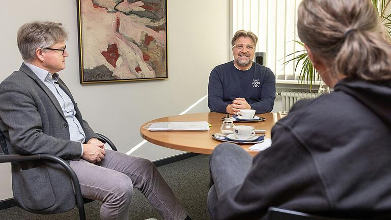 Was müssen Verein und Stadt im Fall eines Drittliga-Aufstiegs stemmen? Im Gespräch (von links): Sportreferent Jürgen Montag, FC-05-Geschäftsführer Markus Wolf und Michi Bauer (Main-Post-Sportredaktion) Was müssen Verein und Stadt im Fall eines Drittliga-Aufstiegs stemmen? Im Gespräch (von links): Sportreferent Jürgen Montag, FC-05-Geschäftsführer Markus Wolf und Michi Bauer (Main-Post-Sportredaktion)