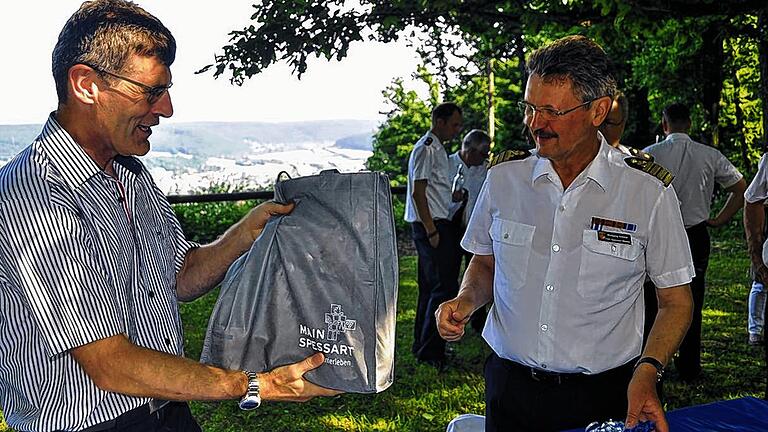 Durch den Spessart verbunden: Unter einer stattlichen Eiche besiegelten Landrat Thomas Schiebel und Kapitän Wolfgang Schmid die Patenschaft zwischen dem Landkreis Main-Spessart und dem Trossschiff &bdquo;Spessart&ldquo; der Bundesmarine.