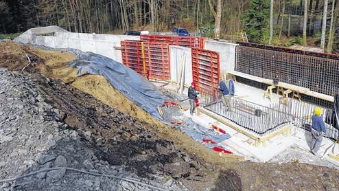 Großbaustelle: Die Arbeiten am neuen Schaustollen am Rothsee laufen auf Hochtouren. Im Juni, wenn die Mainfrankentour des Bayerischen Rundfunks hier Station macht, soll die Anlage zur weitgehend fertig sein.