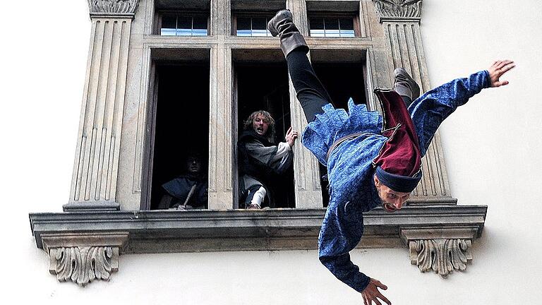 Keiner wollte den Dreißigjährigen Krieg - Prager Fenstersturz       -  Fenstersturz mit Stuntman: Mit dem Aufstand vom 23. Mai 1618 auf der Prager Burg wird im allgemeinen der Beginn des Dreißigjährigen Krieges vor genau 400 Jahren verbunden. Protestanten hatte sich in der Stadt versammelt und drangen schließlich in die Burg ein, wo sie drei hohe Vertreter der katholischen Habsburger aus dem Fenster in den Burggraben warfen.