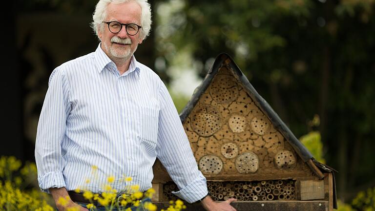 Jürgen Tautz vor einem Bienenhotel am Würzburger Hubland: Schon kleine Maßnahmen wie solche Nisthilfen nützen, sagt Tautz.