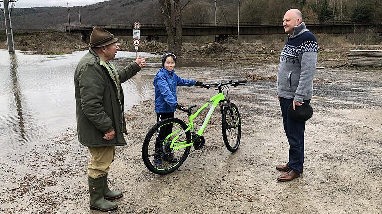 Der SPD-Bundestagsabgeordnete Bernd Rützel informierte sich über den Stand zur Neuerrichtung der Eisenbahnüberführungen in Schaippach. Hier im Gespräch mit Karl Köhler und seinem Enkel Elias. Auch das Hochwasser schleicht sich schon an den Ort heran.