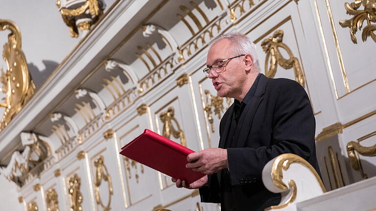 Preacher Slam       -  Zahlreiche Menschen besuchen am Mittwoch (02.10.19) die Stationen-Liturgie mit dem Titel 'Liturgie - Heiliges Spiel' in der Neumünster Kirche in Würzburg im Rahmen der Nacht der offenen Kirchen. An verschiedenen Stationen geht es während der Liturgie durch die Kirche, in der man altbekannte Symbole, Orte und Riten neu erfahren kann.