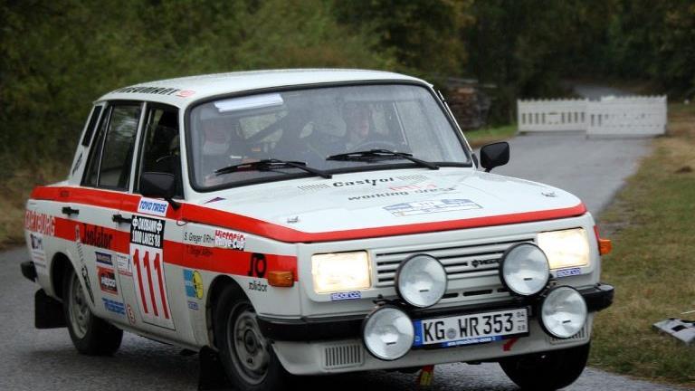 Der Nüdlinger Thomas Dögel und sein Beifahrer Sven Greger brachten einen Wartburg 353 an den Start. Beide wurden in der Retro-Wertung Vierte. Fotos: Karlheinz Franz       -  Der Nüdlinger Thomas Dögel und sein Beifahrer Sven Greger brachten einen Wartburg 353 an den Start. Beide wurden in der Retro-Wertung Vierte. Fotos: Karlheinz Franz