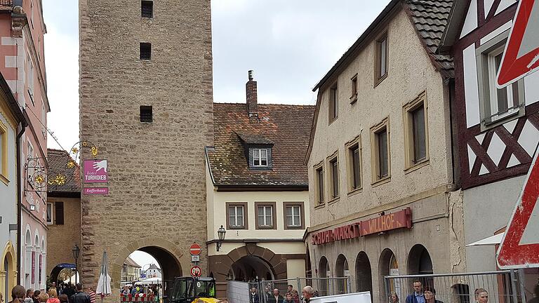 So sah die Fassade des Gebäudes in der Hauptstraße 1 in Volkach 2016 vor seiner Sanierung  aus. Das Schuhhaus Willhof war im Erdgeschoß untergebracht.