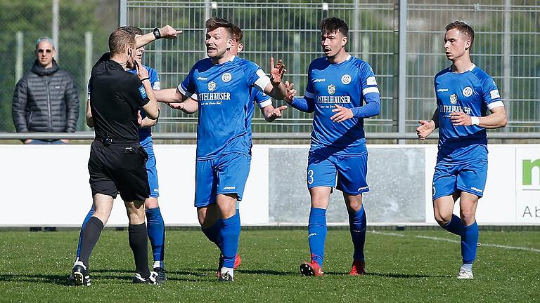 Große Aufregung beim FV 04 Würzburg nach dem Tor zum 0:1 (von links): David Drösler, Nico Wagner und Lukas Imgrund laufen auf den Schiedsrichter zu. Der FV 04 verliert durch dieses Tor in der Fußball-Bayernliga Nord sein Heimspiel gegen den TSV Abtswind.