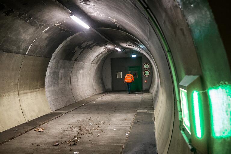 Die Querstollen verbinden die beiden Tunnelröhren miteinander. Im Notfall können Menschen hier nicht nur dem Feuer entkommen, sondern Feuerwehrfahrzeuge auch an den Brandherd gelangen.&nbsp;