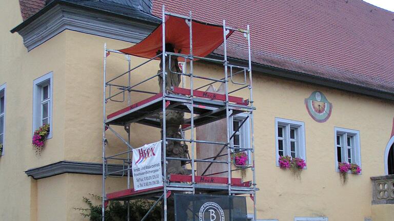 Mehraufwand entsteht bei der Sanierung der Mariensäule am  Rathaus von Frickenhausen. Der Sandstein ist stärker von Verwitterung angegriffen als anfangs festgestellt.&nbsp;