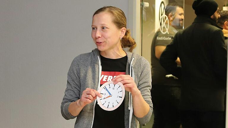 Für Iryna Nazarova ist die Zeit in Gerolzhofen abgelaufen: Sie hat kürzlich die Entscheidung getroffen, in die Ukraine zurückzukehren. Vor ihrer Abfahrt hielt sie noch eine letzte Deutsch-Stunde für Geflüchtete im Geo-Treff. Für Iryna Nazarova ist die Zeit in Gerolzhofen abgelaufen: Sie hat kürzlich die Entscheidung getroffen, in die Ukraine zurückzukehren. Vor ihrer Abfahrt hielt sie noch eine letzte Deutsch-Stunde für Geflüchtete im Geo-Treff.