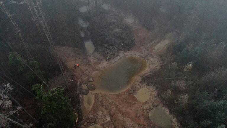 Trotz Nebel sieht man auf dem Bild, dass von der Drohne des Försters gemacht wurde, die beeindruckende Fläche mit den vielen verschieden großen Becken, die das Wasser im Wald halten